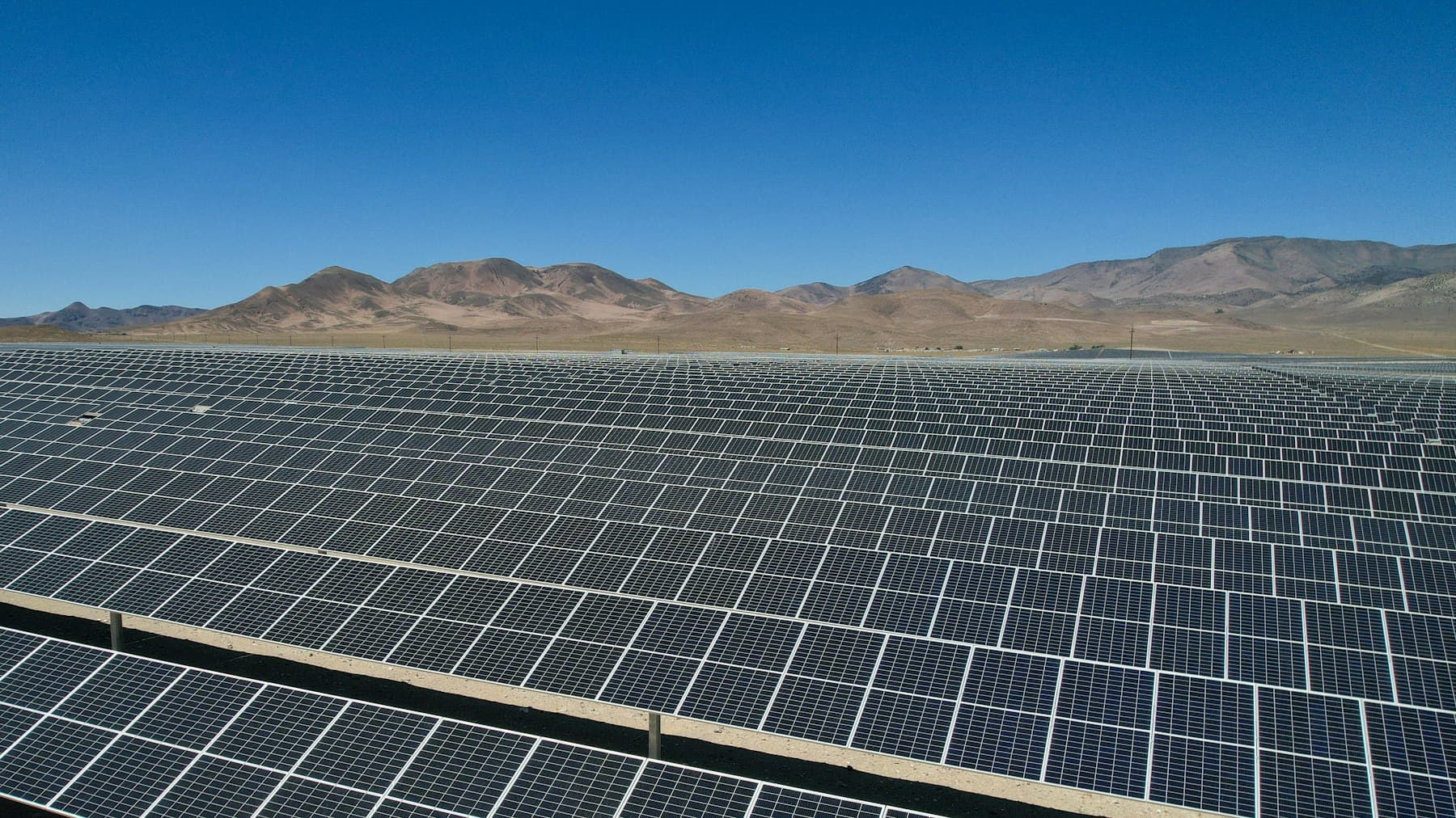 Dağ eteğinde arazi tipi güneş enerji santrali