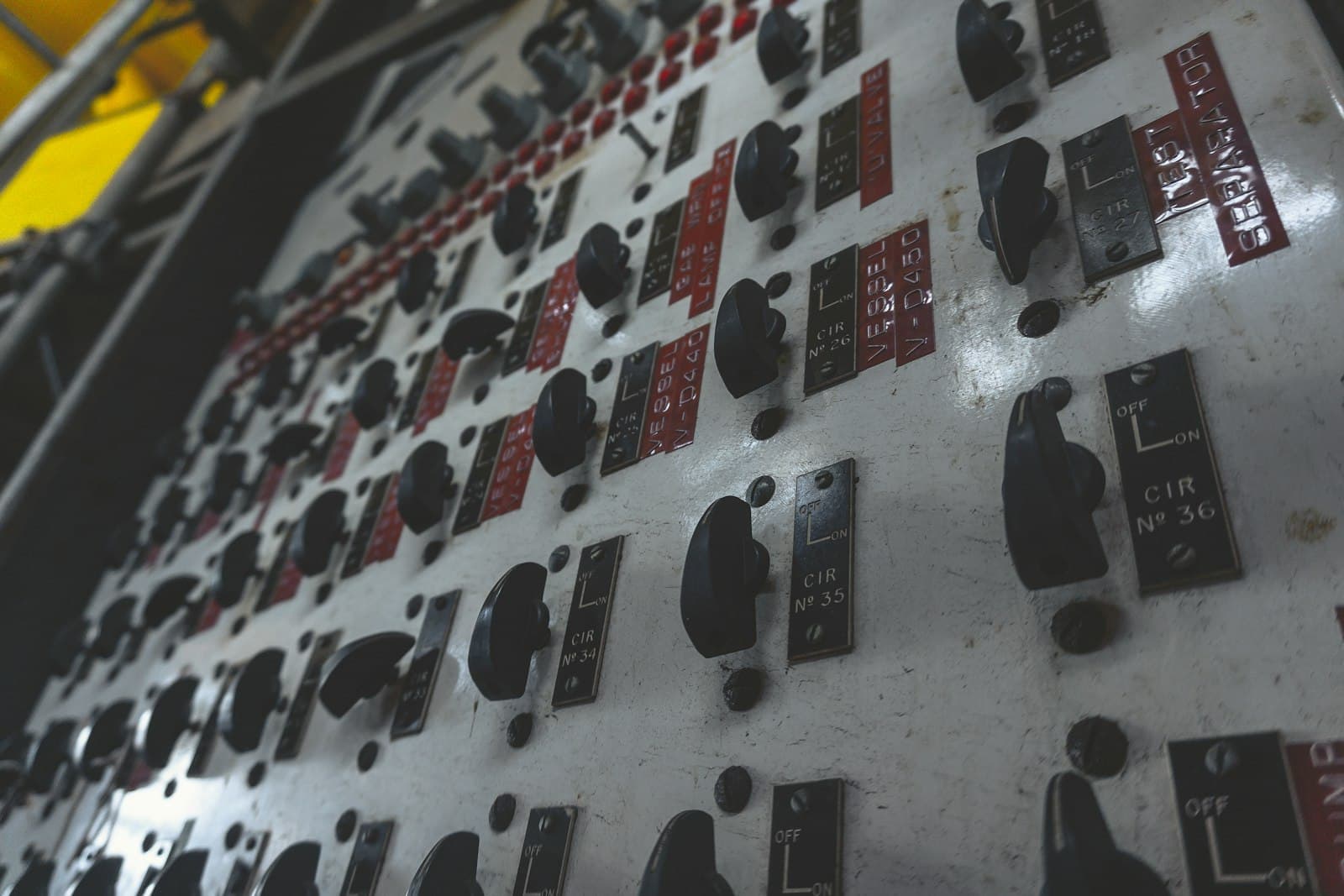 Elektrik tesisinde kumanda panosu anahtarları
