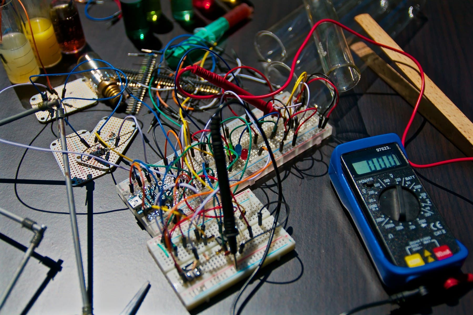 Elektronik geliştirme tezgâhında devre kartları ve ölçü aleti