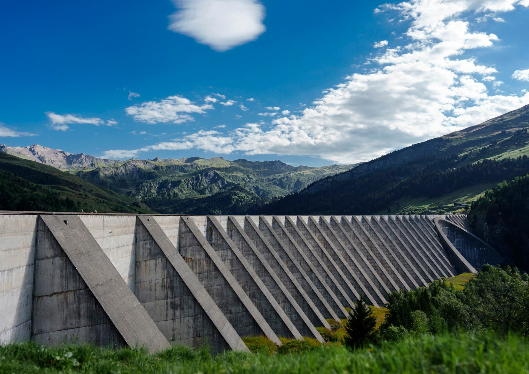 Dağlar arasında payandalı beton baraj gövdesi